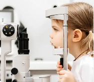 青岛验光配镜培训学校分享老花镜的配镜注意事项